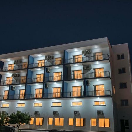Deniz Airport Suites Nicosia Buitenkant foto