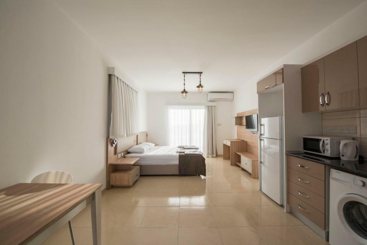 Deniz Airport Suites Nicosia Buitenkant foto