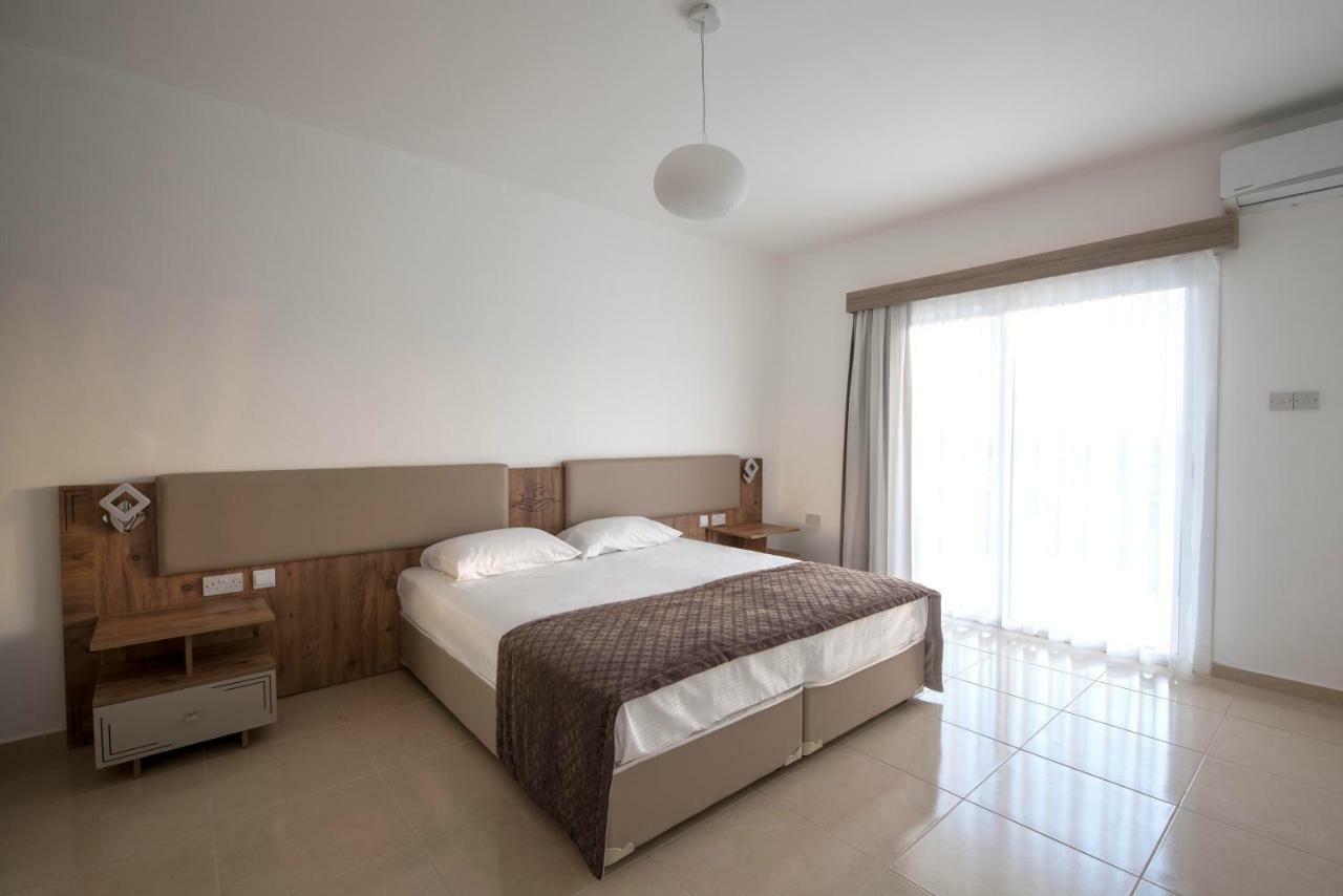 Deniz Airport Suites Nicosia Buitenkant foto