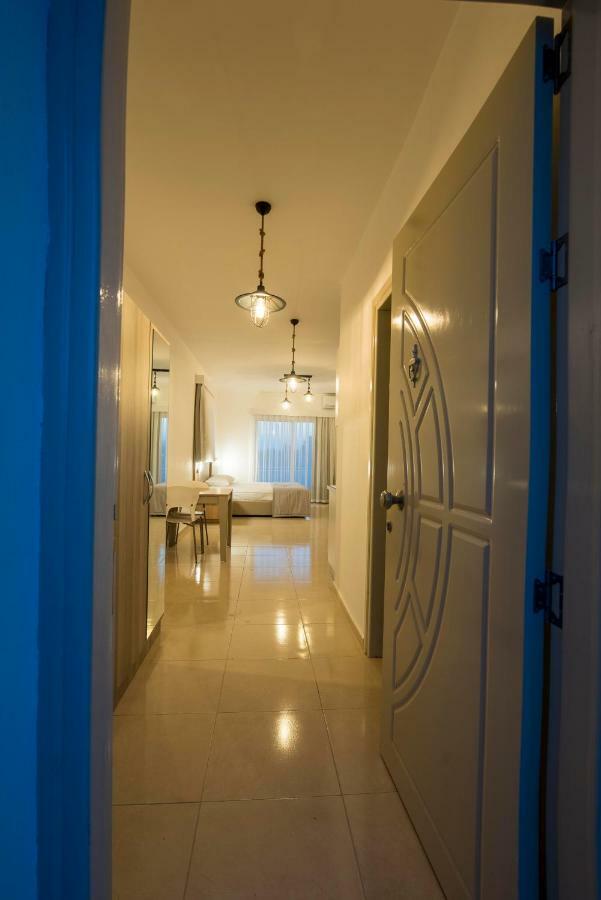 Deniz Airport Suites Nicosia Buitenkant foto