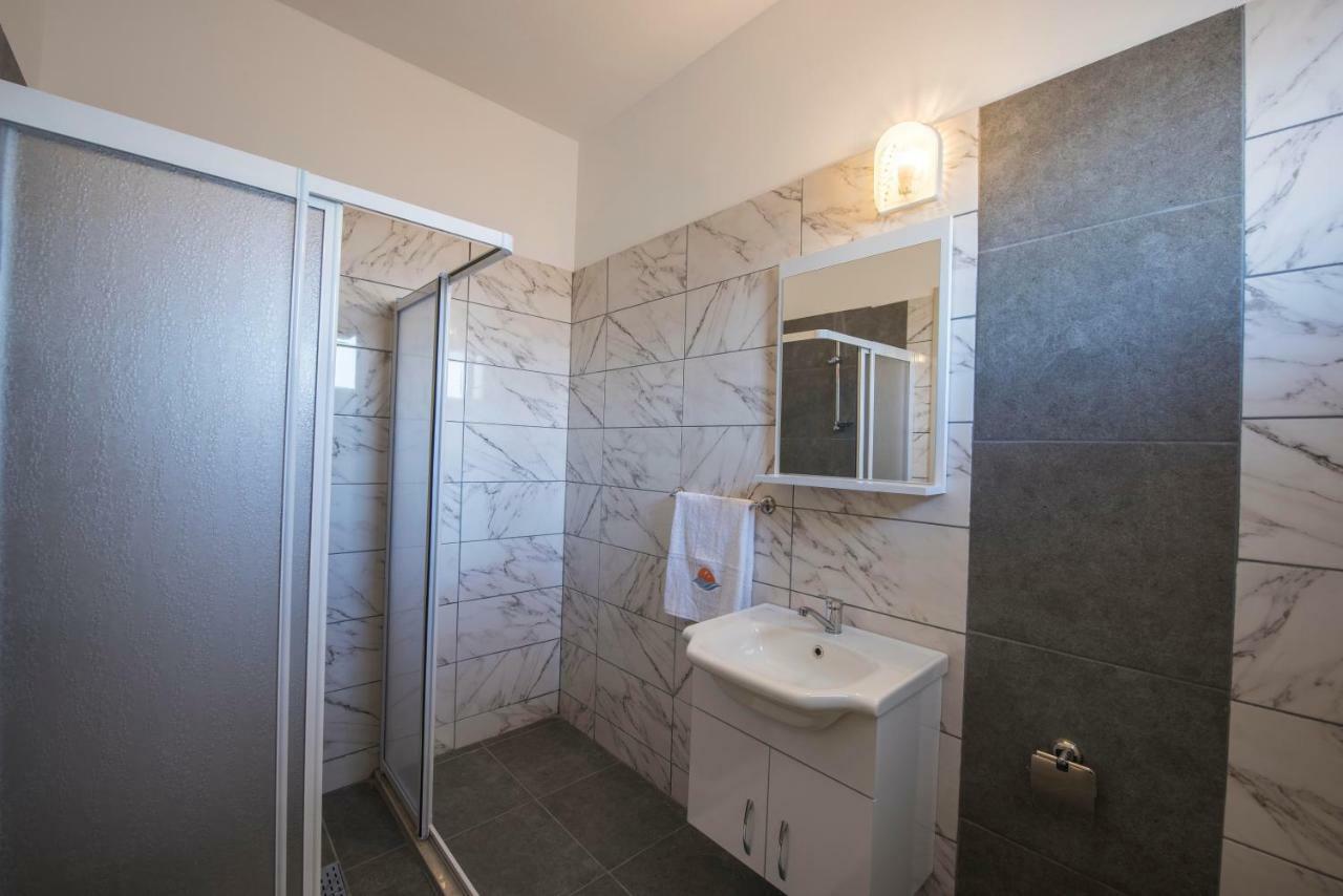 Deniz Airport Suites Nicosia Buitenkant foto