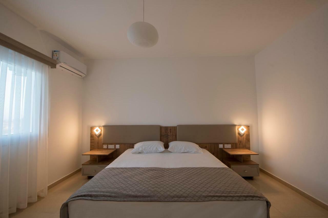 Deniz Airport Suites Nicosia Buitenkant foto
