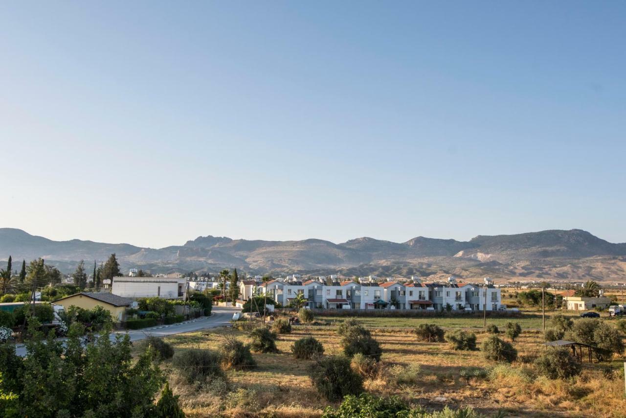 Deniz Airport Suites Nicosia Buitenkant foto