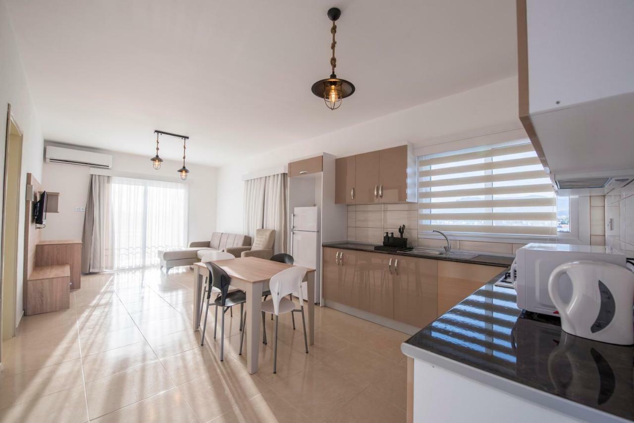 Deniz Airport Suites Nicosia Buitenkant foto