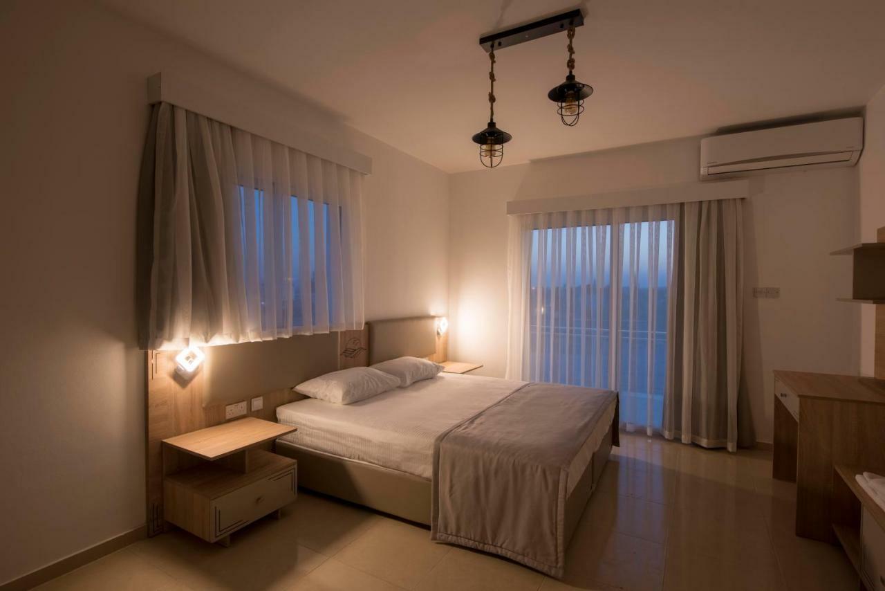 Deniz Airport Suites Nicosia Buitenkant foto