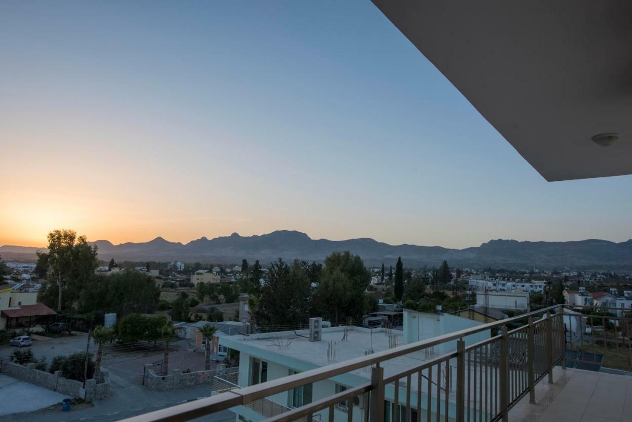 Deniz Airport Suites Nicosia Buitenkant foto