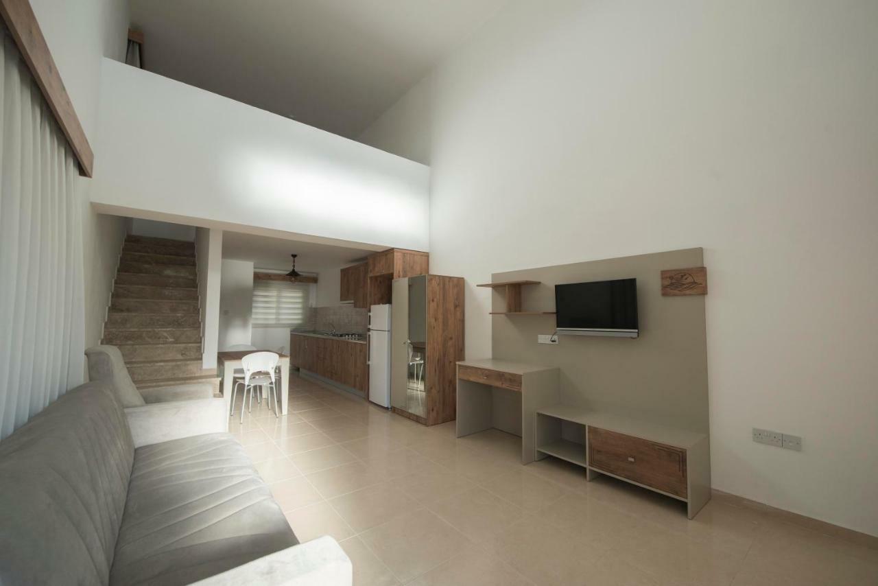 Deniz Airport Suites Nicosia Buitenkant foto