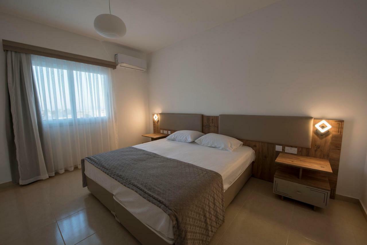 Deniz Airport Suites Nicosia Buitenkant foto