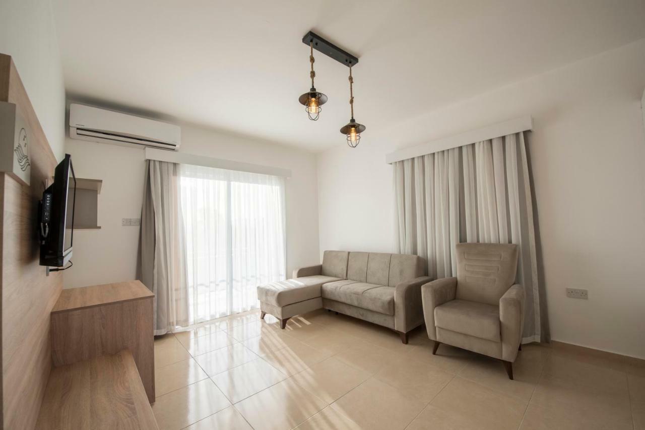 Deniz Airport Suites Nicosia Buitenkant foto