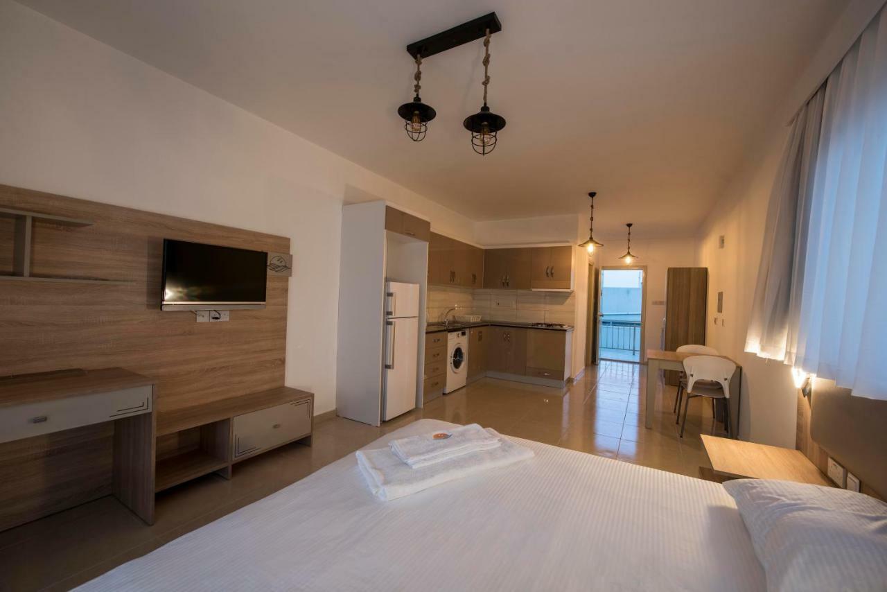 Deniz Airport Suites Nicosia Buitenkant foto
