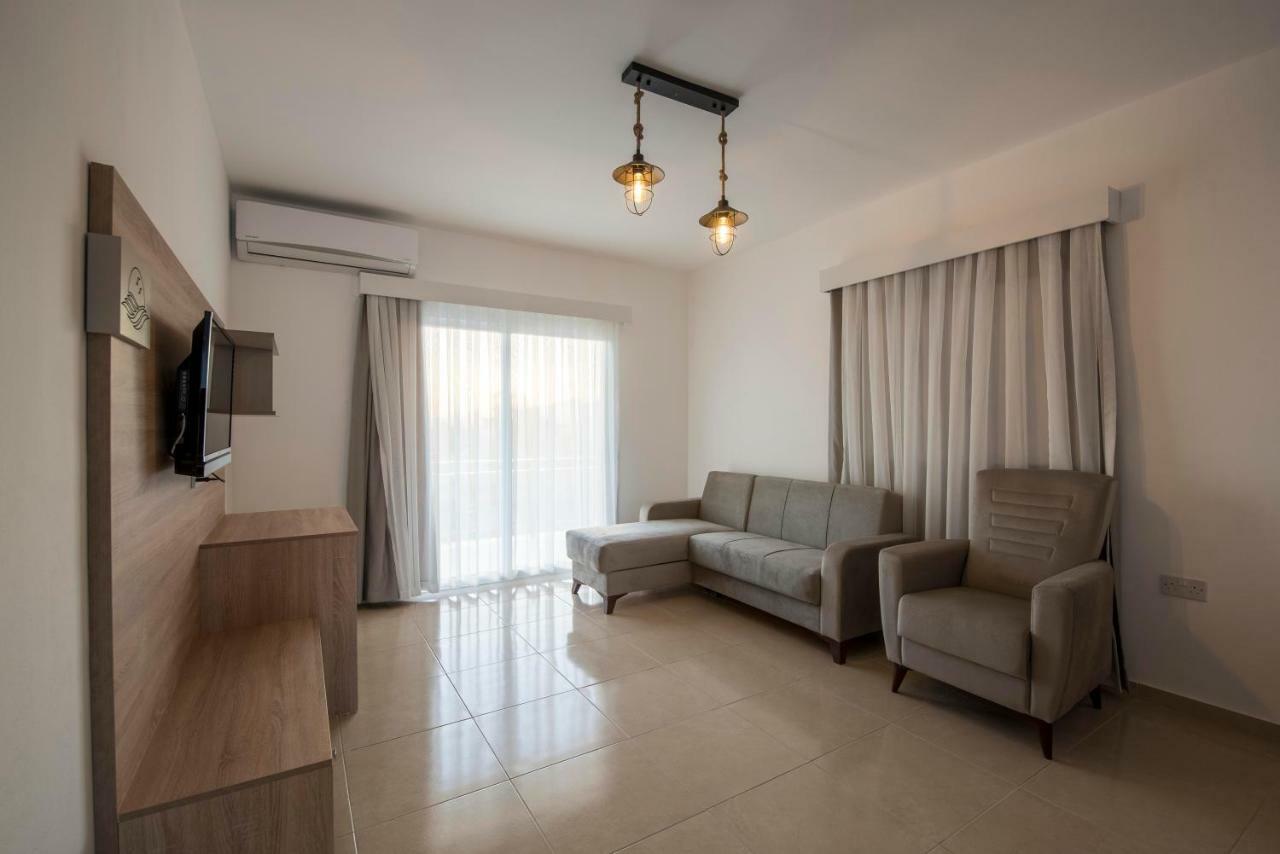 Deniz Airport Suites Nicosia Buitenkant foto