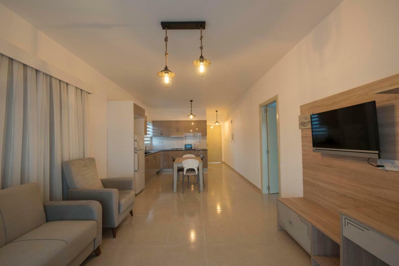 Deniz Airport Suites Nicosia Buitenkant foto