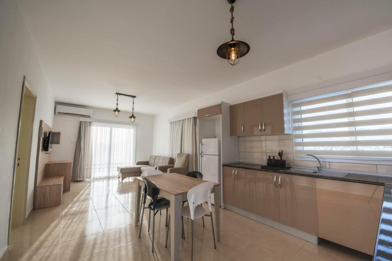 Deniz Airport Suites Nicosia Buitenkant foto