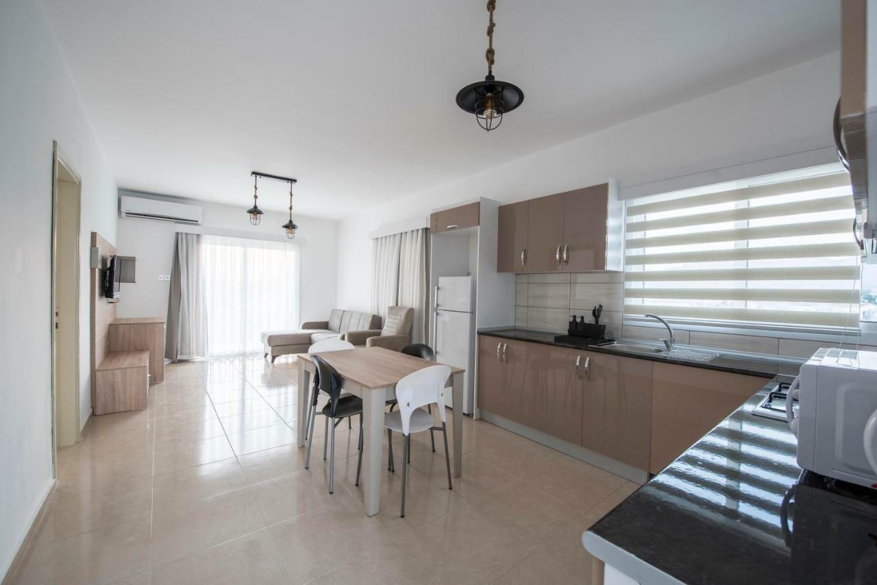 Deniz Airport Suites Nicosia Buitenkant foto