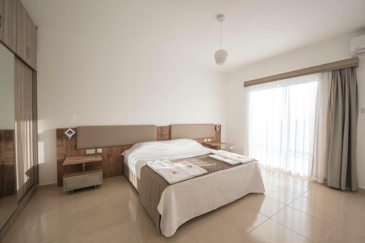 Deniz Airport Suites Nicosia Buitenkant foto