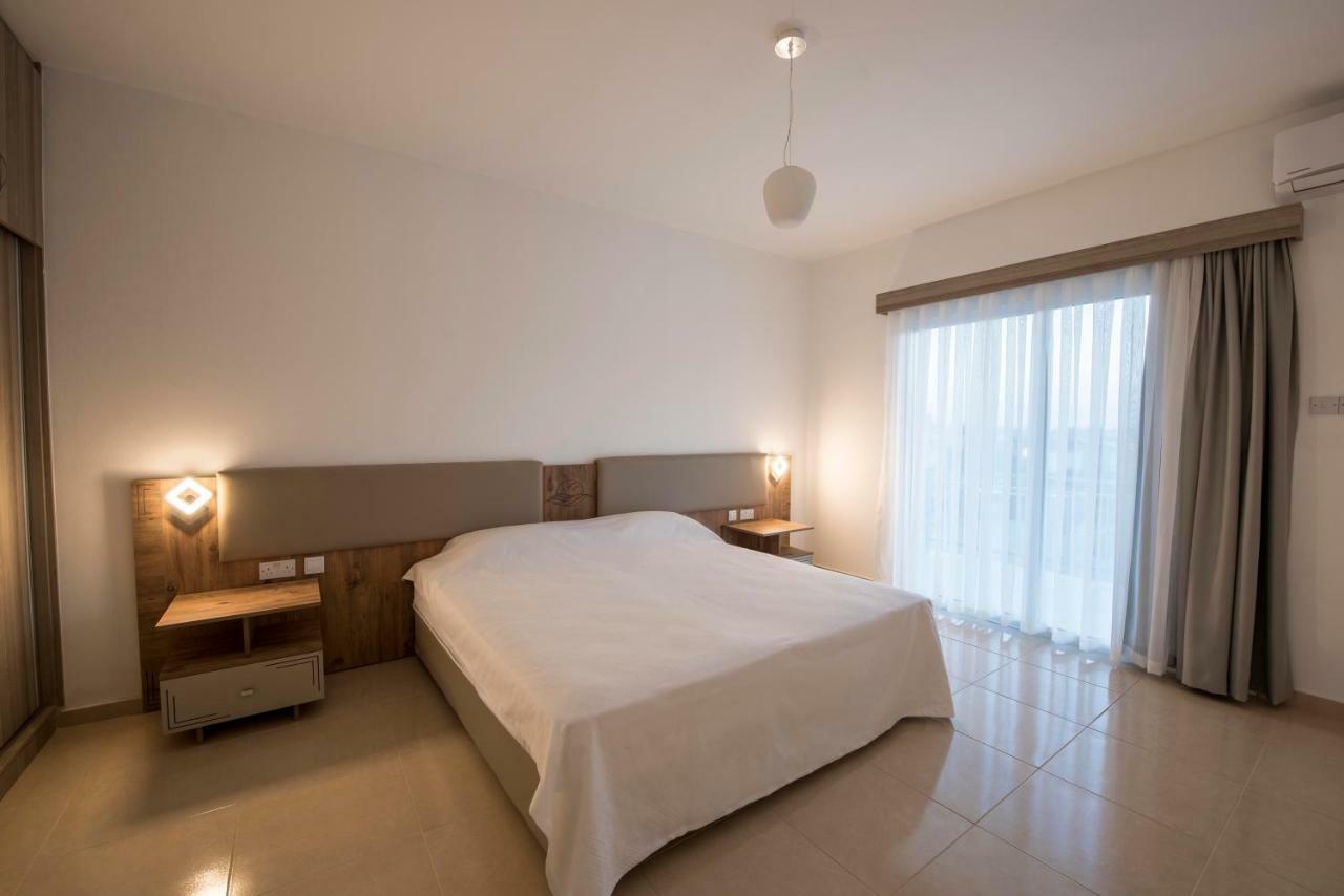 Deniz Airport Suites Nicosia Buitenkant foto