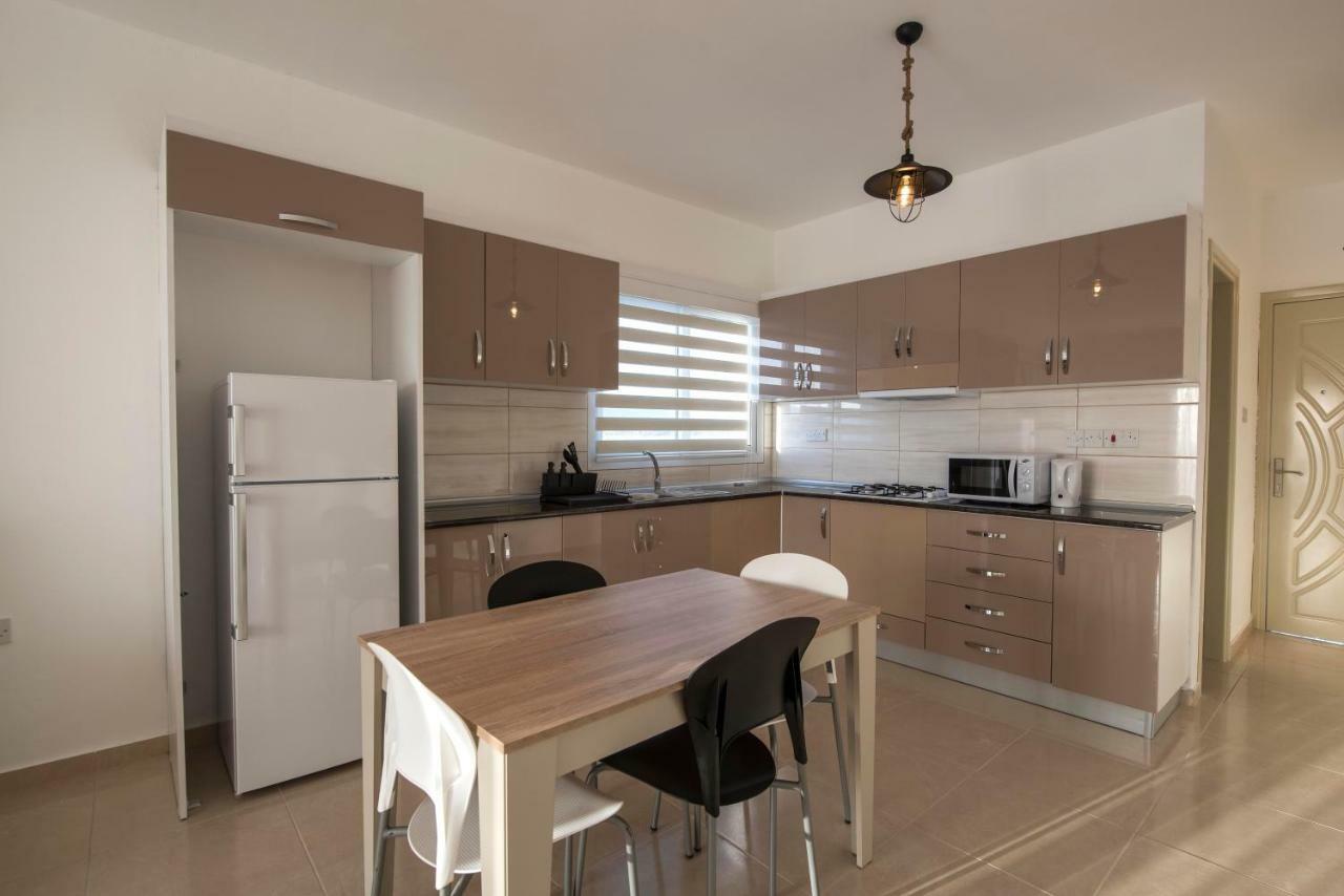 Deniz Airport Suites Nicosia Buitenkant foto