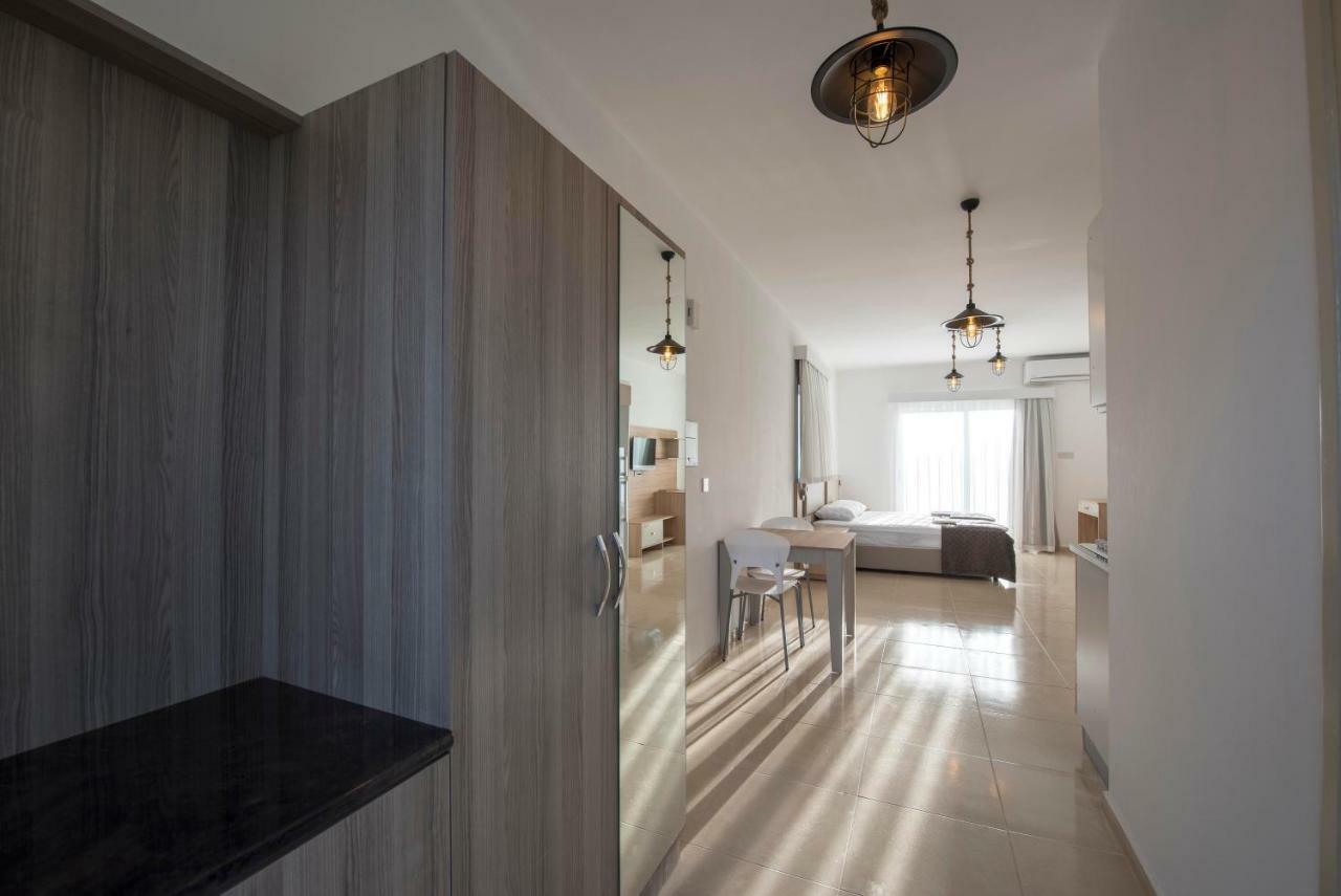 Deniz Airport Suites Nicosia Buitenkant foto