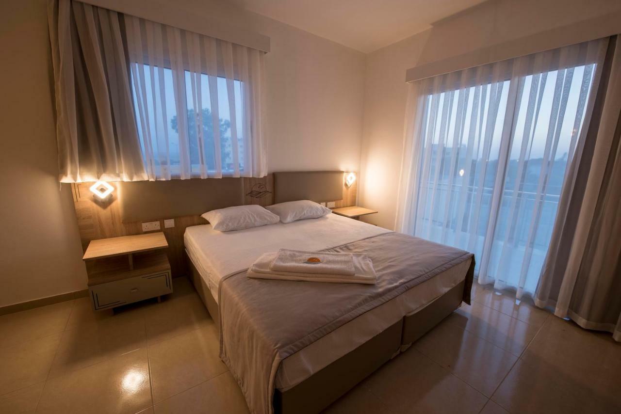 Deniz Airport Suites Nicosia Buitenkant foto