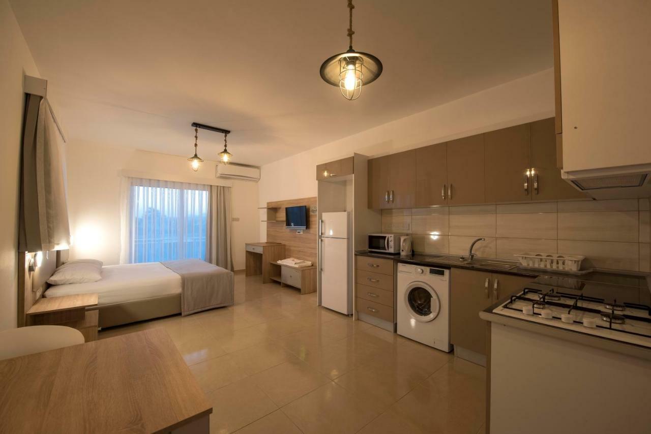Deniz Airport Suites Nicosia Buitenkant foto